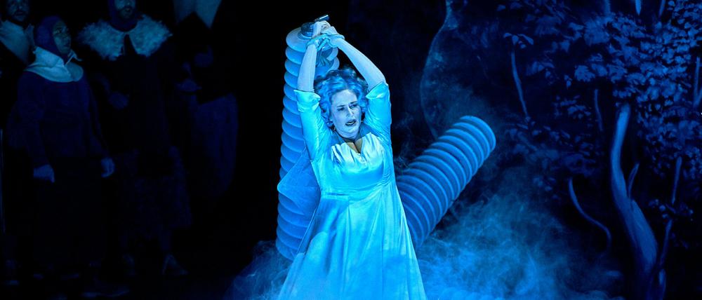 Soll als Hexe verbrannt werden, aber dann kommt Lohengrin: Camilla Nylund als Elsa von Brabant im "Lohengrin"-Bühnenbild von Christa Loy und Neo Rauch.