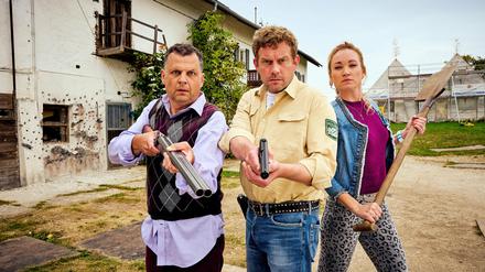 Highnoon in Niederbayern. Gerhard Wittmann als Leopold, Sebastian Bezzel als Franz und Lisa Maria Potthoff als Susi in "Guglhupfgeschwader" .