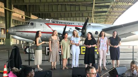 Musik verbindet. Junge amerikanische und ukrainische  Musiker geben ein spontanes Konzert vor dem Rosinenbomber in Tempelhof.