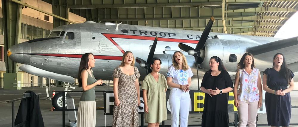 Musik verbindet. Junge amerikanische und ukrainische Musiker geben ein spontanes Konzert vor dem Rosinenbomber in Tempelhof.