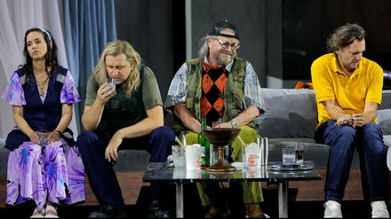 Die Lümmel von der Walhall-Lounge. Der Waldvogel (Alexandra Steiner), Siegfried (Andreas Schager), Mime (Arnold Bezuyen) und der noch stumme Hagen (Branko Buchberger).