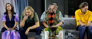 Die Lümmel von der Walhall-Lounge. Der Waldvogel (Alexandra Steiner), Siegfried (Andreas Schager), Mime (Arnold Bezuyen) und der noch stumme Hagen (Branko Buchberger).