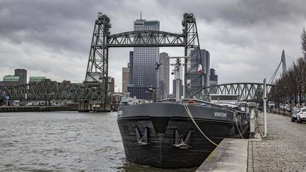 Die "De Hef" Brücke in Rotterdam führt vom Noordereiland über den Koningshaven in den Stadtbezirk Feijenoord. (Archivbild)