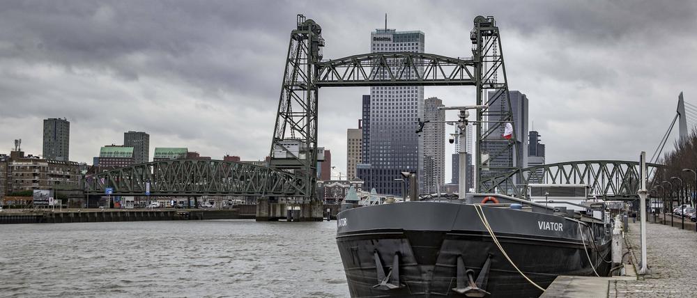 Die "De Hef" Brücke in Rotterdam führt vom Noordereiland über den Koningshaven in den Stadtbezirk Feijenoord. (Archivbild)
