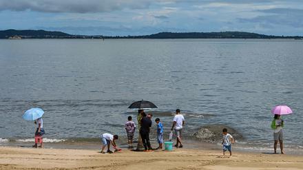 Menschen am Strand von Xiamen.