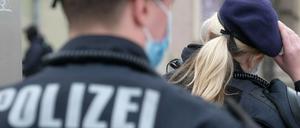 Der Kläger wurde 2021 am Hardenbergplatz des Platzes verwiesen, weil die Polizei davon ausging, dass er sich angesteckt hatte.