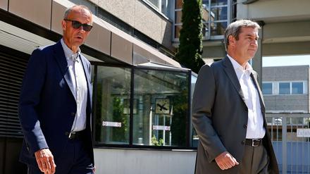 Der CDU-Bundesvorsitzende Friedrich Merz und Ministerpräsident Markus Söder von der CSU besuchen das Kernkraftwerk Isar 2 in Essenbach (Archivbild).
