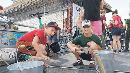 Tatkräftig. Erwachsene und Kinder aus der Ukraine, die in Berlin vorübergehend Schutz finden, haben bei einer Aktion freiwillig Müll gesammelt.