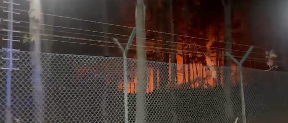 Feuer und Rauch sind am Sprengplatz im Berliner Grunewald zu sehen.