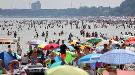 Zahlreiche Badegäste nutzten die hochsommerlichen Temperaturen für einen Ausflug zum Ostseestrand von Scharbeutz. 