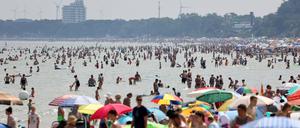 Zahlreiche Badegäste nutzten die hochsommerlichen Temperaturen für einen Ausflug zum Ostseestrand von Scharbeutz. 