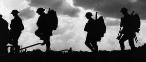 Britische Soldaten des East Yorkshire Regiment marschieren im ersten Weltkrieg zur Front am Frenzenberg, Belgien. (Symbolbild)