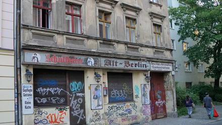 Viel Geschichte erlebt: 140 Jahre alt ist dieses Haus in der Krummen Straße. Innen ist es belebt, außen verfällt es.