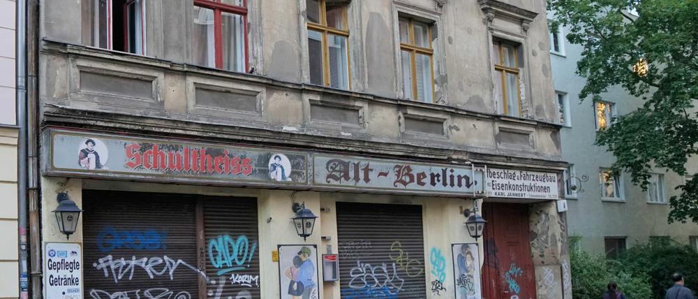Viel Geschichte erlebt: 140 Jahre alt ist dieses Haus in der Krummen Straße. Innen ist es belebt, außen verfällt es.