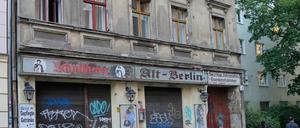 Viel Geschichte erlebt: 140 Jahre alt ist dieses Haus in der Krummen Straße. Innen ist es belebt, außen verfällt es. 