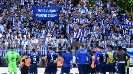 Erstaunlich nachsichtig. Herthas Mannschaft wurde trotz dürftiger Leistung im Derby mit Applaus und Gesängen vom eigenen Anhang verabschiedet.