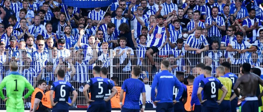 Erstaunlich nachsichtig. Herthas Mannschaft wurde trotz dürftiger Leistung im Derby mit Applaus und Gesängen vom eigenen Anhang verabschiedet.