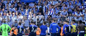 Erstaunlich nachsichtig. Herthas Mannschaft wurde trotz dürftiger Leistung im Derby mit Applaus und Gesängen vom eigenen Anhang verabschiedet.