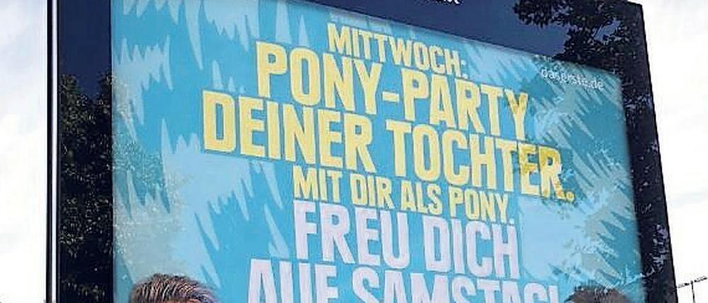 Shitstorm zum Fußball. Mit diesem umstrittenen Plakat wirbt die ARD für ihre Samstags-„Sportschau“ im Ersten.