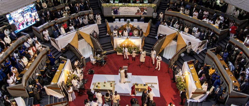 Gläubige versammeln sich im Kenya International Conference Center während eines interreligiösen Gebets. MARCO LONGARI / AFP)