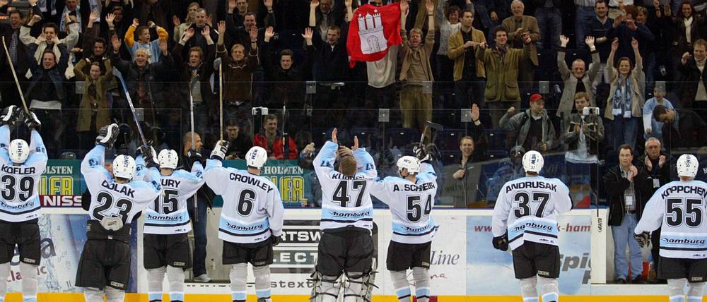 Danke nach dem Aus gegen die Eisbären. In ihrer ersten Saison 2002/2003 scheiterten die Freezers im DEL-Viertelfinale an den Berlinern.