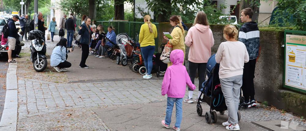 Die Schlange vor der Tafelstation von Kubus in der Teupitzer Straße in Neukölln.