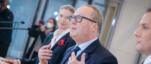 Max Otte nimmt an einer Pressekonferenz der AfD mit Alice Weidel und Tino Chrupalla teil