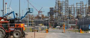 Am Antwerpener Hafen stehen Bauzäune des Unternehmens Borealis. 