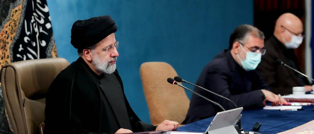 Der iranische Präsident sitzt bei einer Gesprächsrunde in Teheran.