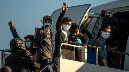 Minderjährige Geflüchtete aus Afghanistan steigen am Athener Flughafen in ein Flugzeug, das sie nach Hannover bringen soll. (Archivbild)