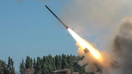 Dieser Screenshot aus einem Video des Eastern Theater Command der Volksbefreiungsarmee (PLA) zeigt den Abschuss einer Rakete während einer chinesischen Militärübung in China am 4. August 2022.