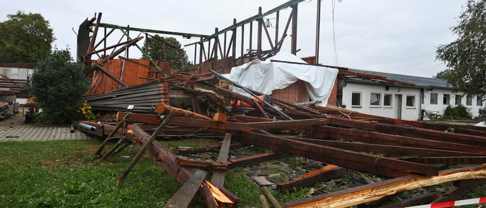 Die Überreste einer Lagerhalle stehen im Ortsteil Rohr. Bei einem Sturm wurde das Dach von der Materialhalle weggefegt. Es befindet sich nun 300 Meter von dem Gebäude entfernt.
