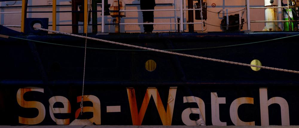 Seit einer Woche sitzen die Crew und die Geretteten auf der Sea Watch 4 fest.