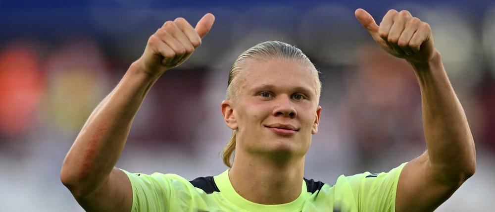 Steht auf eine Airline der Emirate. Nein, schießt natürlich Tore und das jetzt für Manchester City und gleich doppelt beim Debüt. 