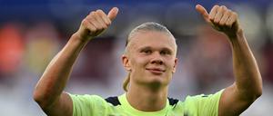 Steht auf eine Airline der Emirate. Nein, schießt natürlich Tore und das jetzt für Manchester City und gleich doppelt beim Debüt. 
