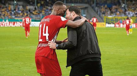 Inniges Verhältnis. Trainer Sandro Schwarz versteht es bisher, den oft wankelmütigen Lukebakio richtig anzupacken.