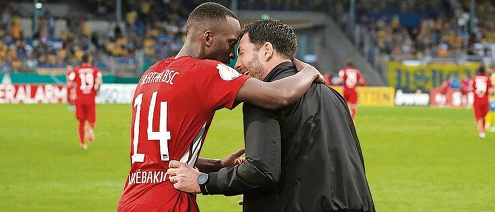 Inniges Verhältnis. Trainer Sandro Schwarz versteht es bisher, den oft wankelmütigen Lukebakio richtig anzupacken.