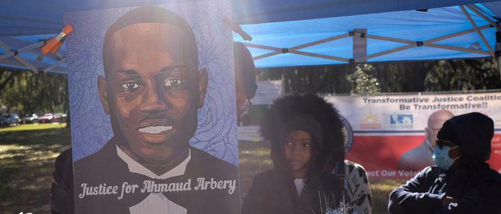 Mit einem Poster wird an Ahmaud Arbery erinnert, der beim Joggen erschossen wurde.