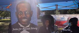 Mit einem Poster wird an Ahmaud Arbery erinnert, der beim Joggen erschossen wurde.