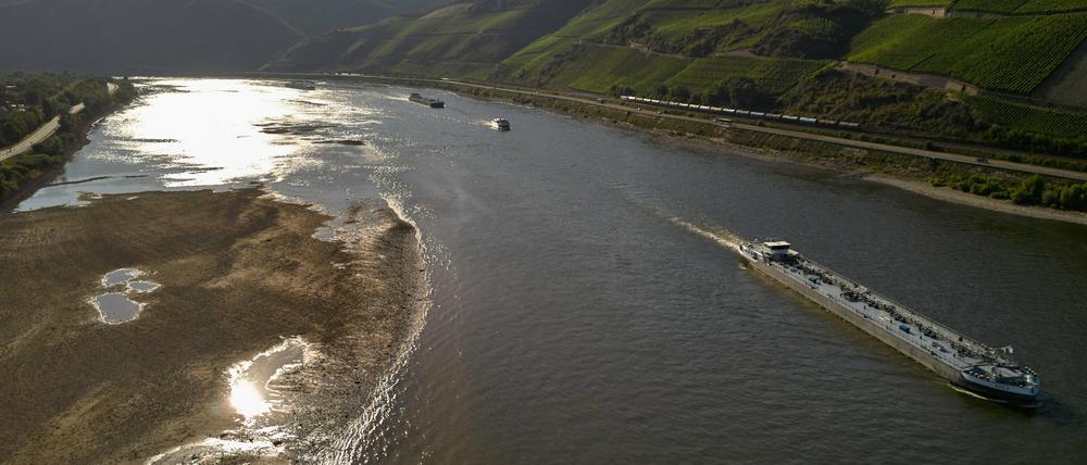 Ein Frachtschiff passiert auf dem Rhein bei Osterspai eine Sandbank.