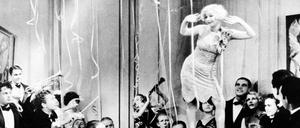 Tanzten nicht nur auf Tischen, sondern auch auf Pianos. Ein sogenannter Flapper, hier auf einem Bild aus dem Jahr 1927.