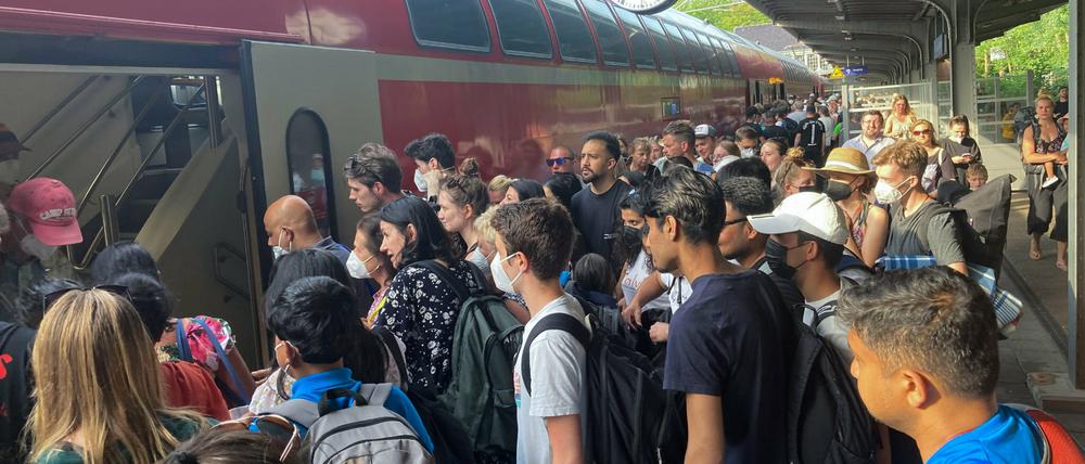 Menschen drängen am Bahnsteig in einen Zug. Das 9-Euro-Ticket ermöglicht in den Monaten Juni, Juli und August Fahrten im Öffentlichen Personennahverkehr (ÖPNV) durch ganz Deutschland. 