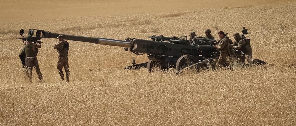Ukrainische Soldaten feuern eine US-Haubitze im Donbass. 