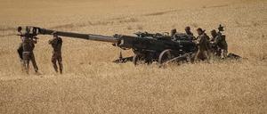 Ukrainische Soldaten feuern eine US-Haubitze im Donbass. 