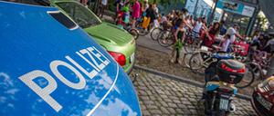 Die Polizei ist immer wieder vor dem Columbiabad in Neukölln präsent. 