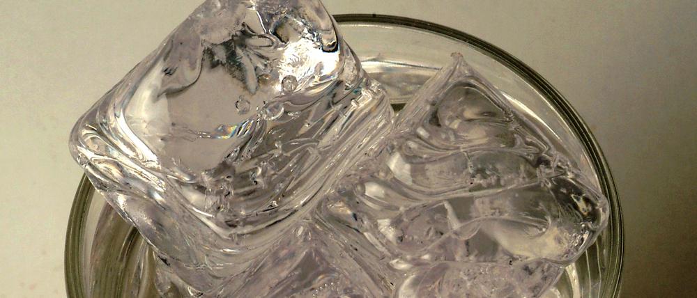 Ein Glas mit Eiswürfeln – in Spanien Mangelware.