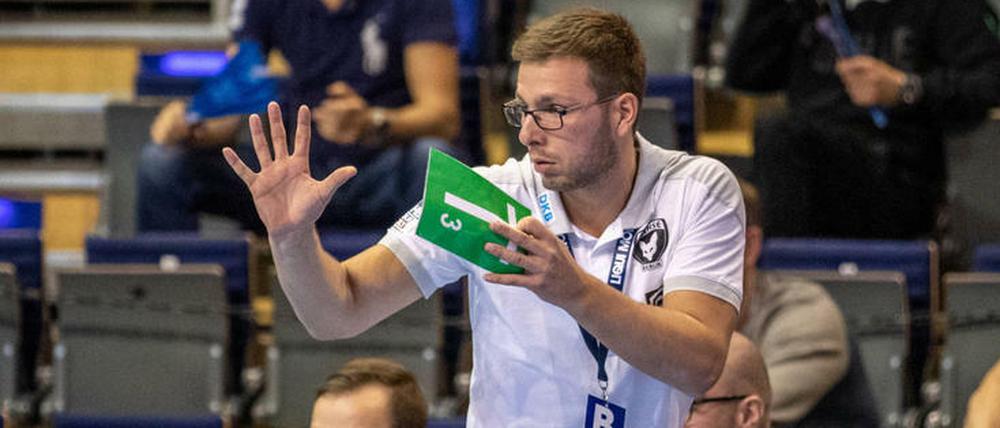 Auf Wiedersehen, Grüne Karte. Ab sofort kann Füchse-Trainer Jaron Siewert eine Auszeit direkt per Buzzer beantragen.
