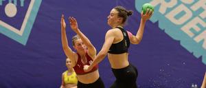 Barfuß im Sand. Ein Bild von der German Beach Trophy, bei der die Nationalmannschaften jeweils in zwei Teams aufgeteilt wurden.