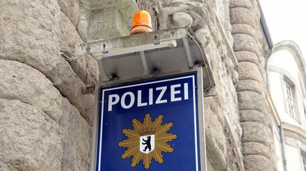 Bei 94 Polizeibeamten und vier früheren Polizisten bestehe der Verdacht "eine rechtsextremistische Einstellung zu haben".