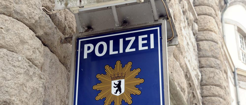 Bei 94 Polizeibeamten und vier früheren Polizisten bestehe der Verdacht "eine rechtsextremistische Einstellung zu haben".